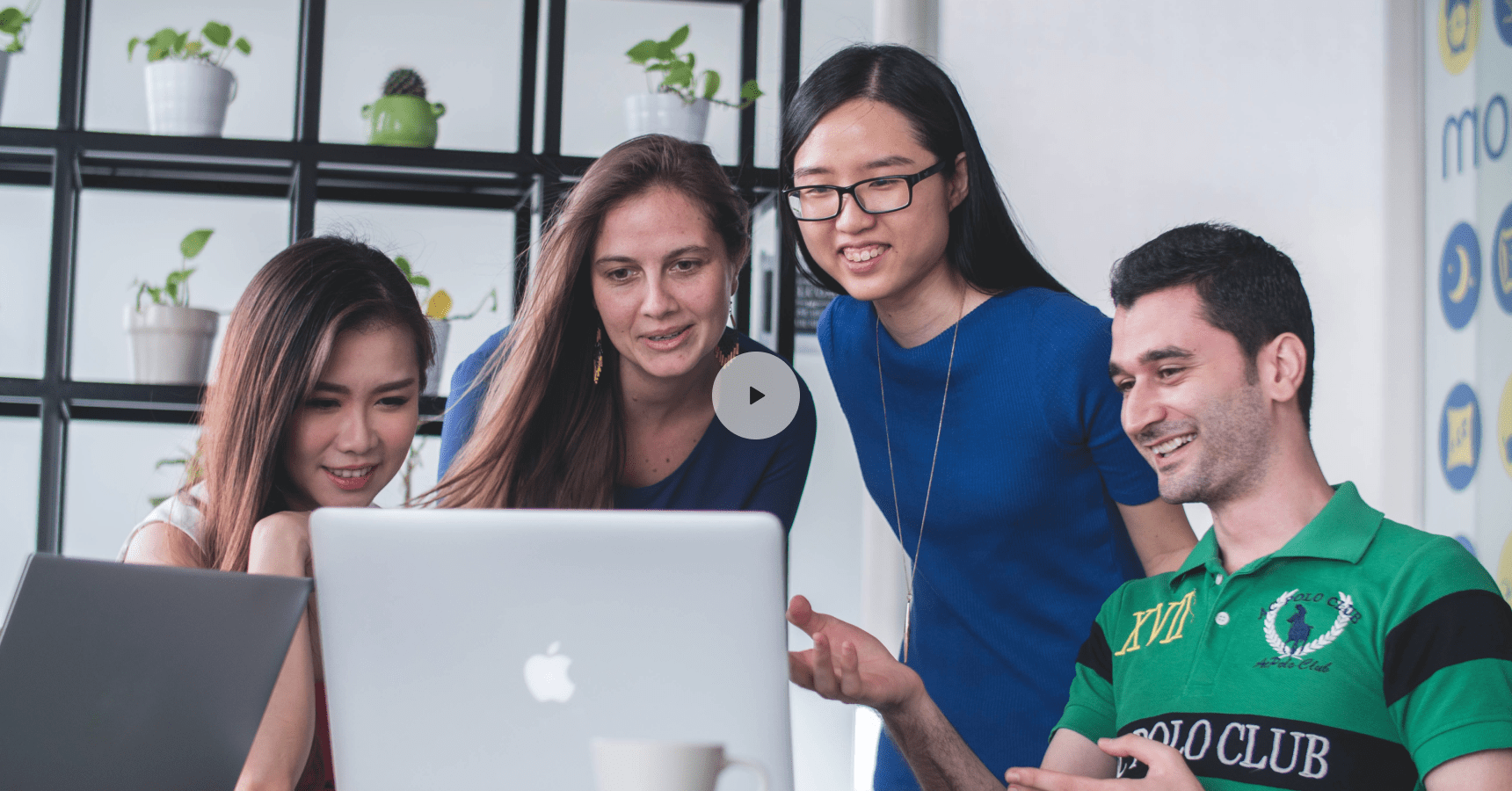 Группа людей обсуждает что-то за компьютером